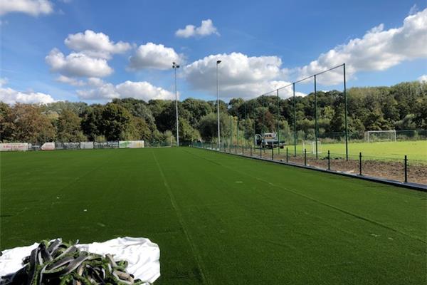 Aanleg kunstgras voetbalveld - Sportinfrabouw NV